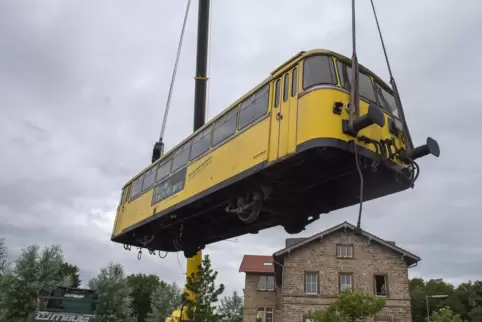 Rund 14 Meter lang und 20 Tonnen schwer ist der Schienenbus-Waggon.