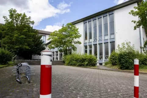 Das frühere Hauptgebäude der Hochschule an der Morlauterer Straße, Baujahr 1956, steht unter Denkmalschutz.