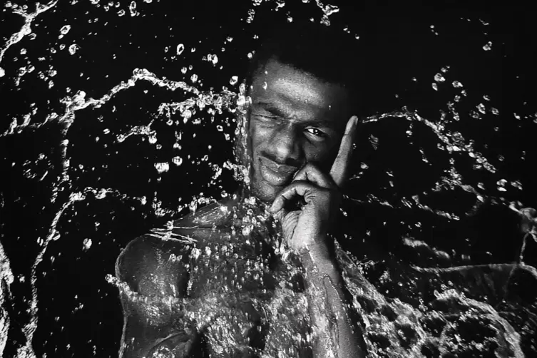 Junger Mann in der Wasserwolke: „Disparaître“ von 1984. 