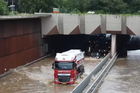 Erst im Juni war der Queichheimer Trog der A65 bei einem Gewitter vollgelaufen. 