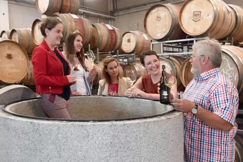 Bernhard Nett informiert die Weinhoheiten (von links) Eva Lanzerath, Saskia Teucke, Eva Müller und Anna-Maria Löffler über das G