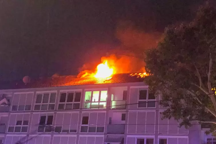 Das Feuer griff auf den Dachstuhl des Mehrfamilienhauses in der Rheinstraße in Karlsruhe über. 
