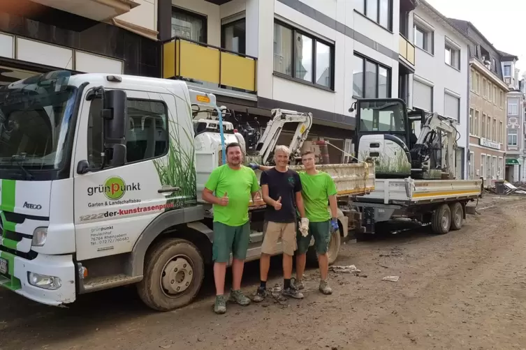 Die Firma „grünpunkt“ aus Rheinzabern hilft im Kreis Ahrweiler (v. l.): Christian Muschalski, Volker Lindenberg und Luis Knoll.
