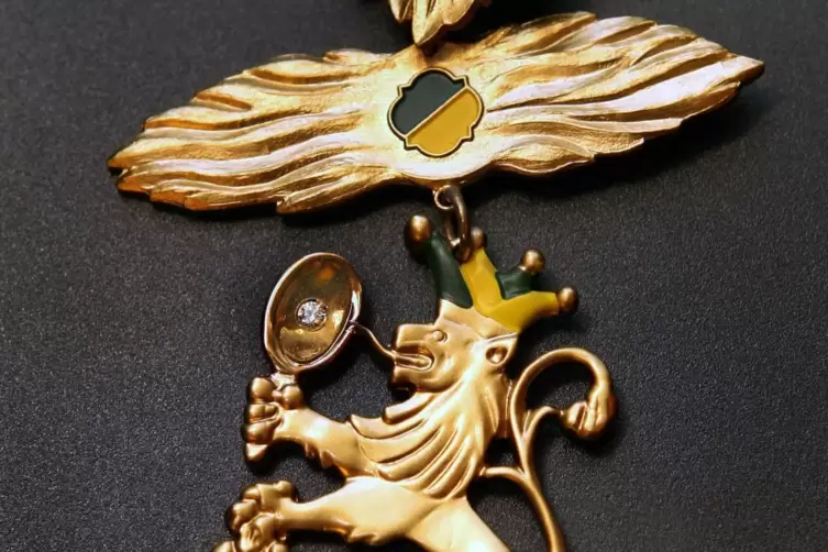 Goldener Löwe mit Brillant der badisch-pfälzischen Karnevalsvereinigung.