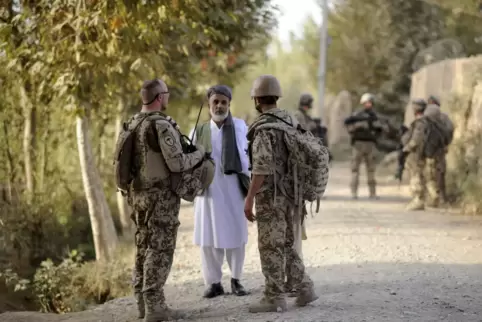 Die Bundeswehr war in Afghanistan auf die Unterstützung durch Einheimische angewiesen: Auf dem Bild aus dem Jahr 2011 sprechen e