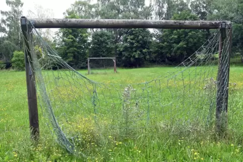 Die alten Tore auf dem Bolzplatz sollen bald erneuert werden. 