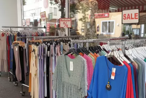 Kleidung im Sommerschlussverkauf: Einige Einzelhändler müssen sich anstrengen, um ihre Ware abzuverkaufen. 