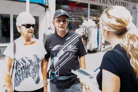 Spontaninterview mit Heidi Schenk und Jürgen Legout in der Pirmasenser Fußgängerzone. 