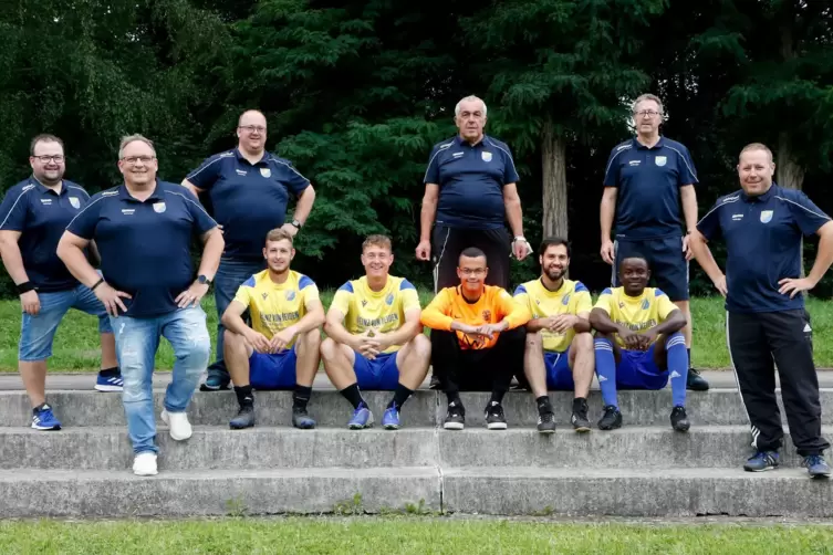 Das Team hinter der Mannschaft zusammen mit den Neuzugängen bei der SG Rockenhausen/Dörnbach: (in Blau von links) Nico Pfleger (