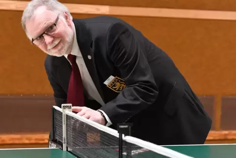 Helmut Ott hat auch Erfahrung als Tischschiedsrichter gesammelt. 