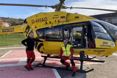  Pilot Bernd Wagner (links) und der leitende Hubschrauberarzt Jens Schwietring. 