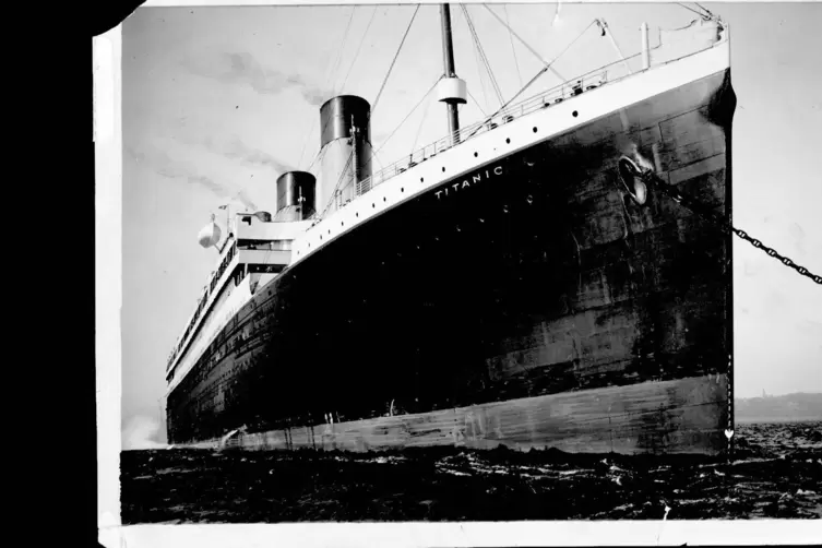 Auf ihrer Jungfernfahrt kollidierte die Titanic am 14. April 1912 gegen 23.40 Uhr mit einem Eisberg und sank zwei Stunden und 40