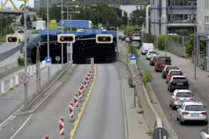 Parallel zum Fahrlachtunnel stockte zwar ein wenig der Verkehr. Die kleineren Staus lösten sich aber schnell auf.