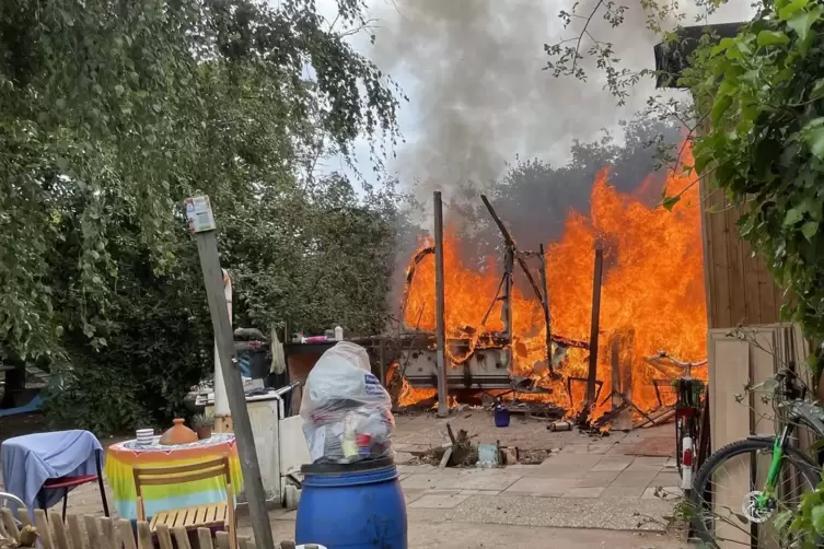 Der Wohnwagen brannte aus, bei dem Feuer wurde glücklicherweise niemand verletzt. 