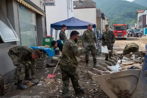 In der Gemeinde Rech im Landkreis Ahrweiler: Soldaten helfen bei den Aufräumarbeiten. 