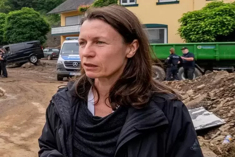 Bürgermeisterin der Verbandsgemeinde Altenahr, Cornelia Weigand (parteilos). Sie fordert von Bund und Land mehr Hilfe nach der F