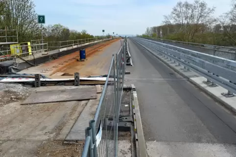 Der Stand der Dinge auf der Saliebrücke bei Speyer im April. 