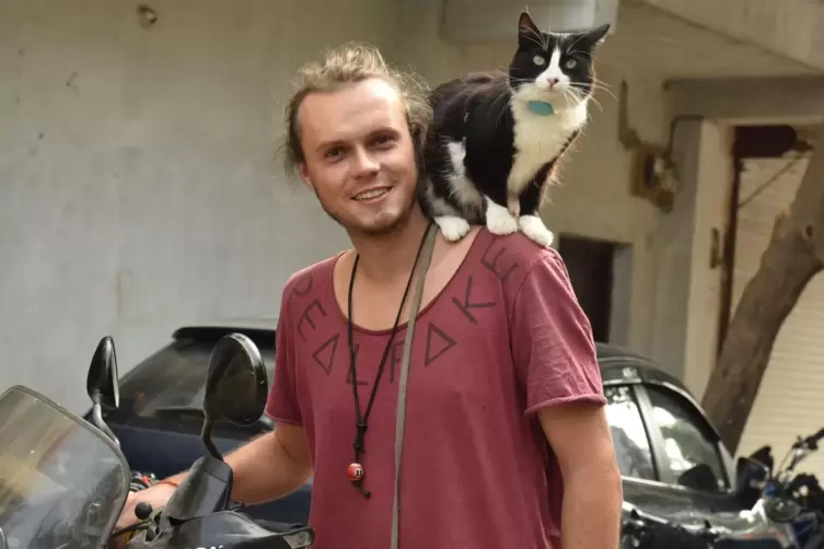Martin Klauka mit Katze Mogli. 