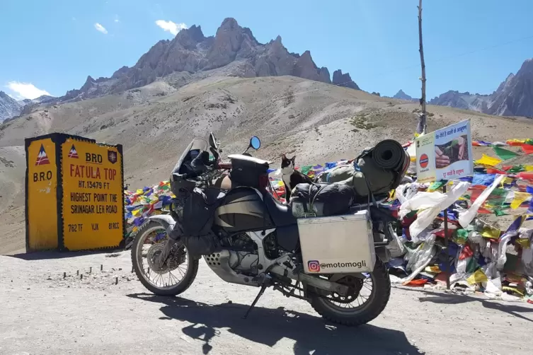 Klaukas Motorrad am Fuße des Himalaya. 