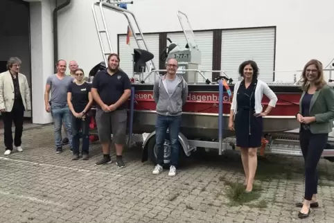 Bätzing-Lichtentäler (rechts) und Rehak-Nitsche (2.v. r.) bei der Feuerwehr in Neuburg. 