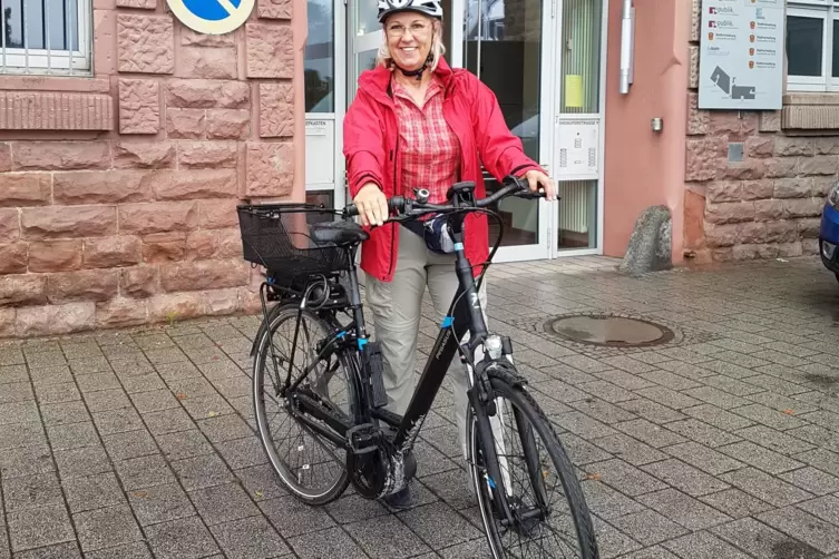 Mit einem E-Fahrrad des Umweltbereichs unterwegs: Susanne Abel.