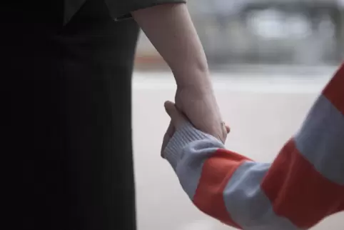 Gemeinsame Zukunft: Eine Frau hält ein Kind an der Hand. 