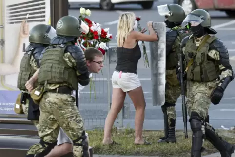 Eine der wichtigsten Fragen ist, wie lange die Sicherheitskräfte (hier bei der Festnahme von Demonstranten im August 2020) noch 