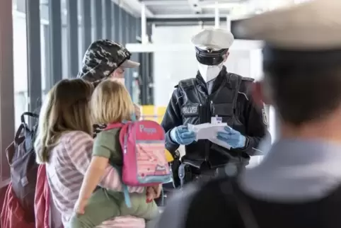 Die Bundespolizei kontrolliert am Flughafen Frankfurt Rückreisende von Mallorca.