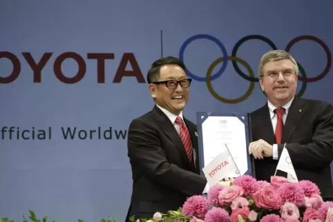 Da herrschte noch gute Laune: Toyota-Chef Akio Toyoda (links) und IOC-Präsident Thomas Bach feiern 2015 den Sponsorendeal. 