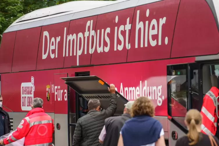 Die Corona-Schutzimpfungen in Sonderbussen werden nach Angaben des Gesundheitsministeriums von den Menschen in Rheinland-Pfalz g
