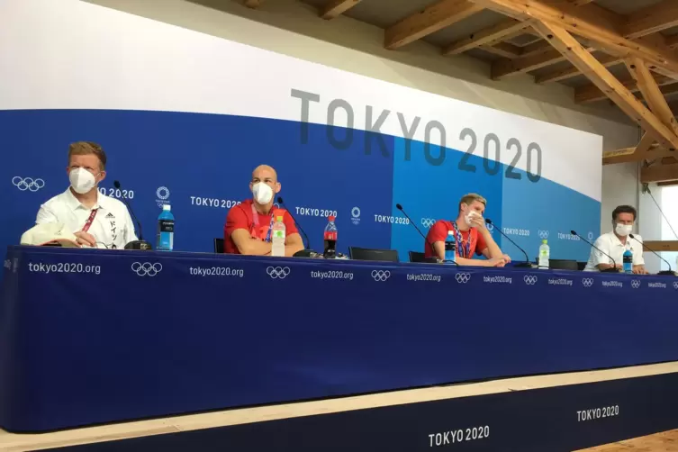 Abstand halten und Maske tragen auch beim Pressegespräch im Olympischen Dorf mit Frank Stäbler, Florian Wellbrock und Michael Sc