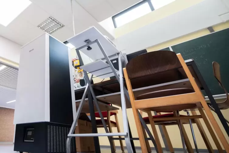 So könnte es aussehen: mobiler Luftfilter (links) in einem Klassensaal – hier in Niedersachsen. 