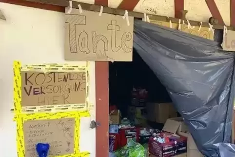 Ein provisorischer Tante-Emma-Laden, in dem es Hilfsgüter umsonst gibt. 