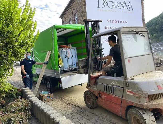 Ein Wassertank wird abgeladen.