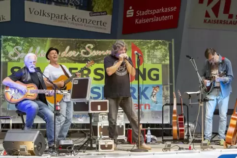 Kaiserslauterns ungekrönter König der Blues Harp: Mundharmonika-Virtuose Albert Koch am Mittwochabend im Volkspark.