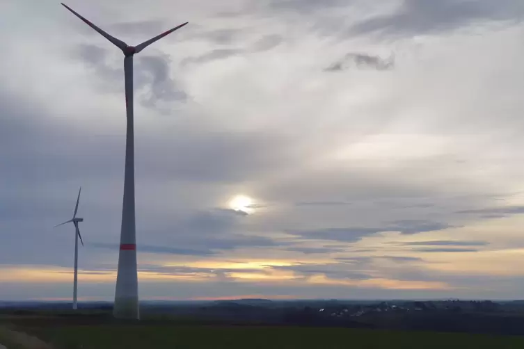 Die Windkraft, hier Anlagen bei Weselberg (rechts Schauerberg) spielt bei der Erzeugung von „grünem“ Strom in der Verbandsgemein