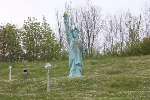 „Madame Liberty“ gab dem Bauprojekt in Albersweiler den Namen. Rund um die Freiheitsstatue des Autohauses Weis sollte ein umzäun