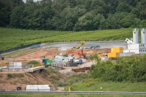 An der Ostseite laufen derzeit die Arbeiten für den sogenannten Voreinschnitt. Nach deren Abschluss kann der Tunnelanschlag erfo