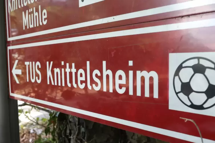 Da geht&rsquo;s lang: Auf dem Knittelsheimer Sportgel&auml;nde mit dem neuen Kunstrasenfeld und dem sanierten Kabinentrakt herrscht t&auml;glich