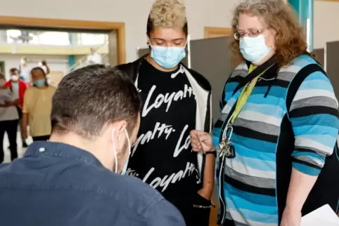  Impfarzt Karl Barwich klärt Ragnar und Nicole Warren über die Impfung mit Biontech auf.