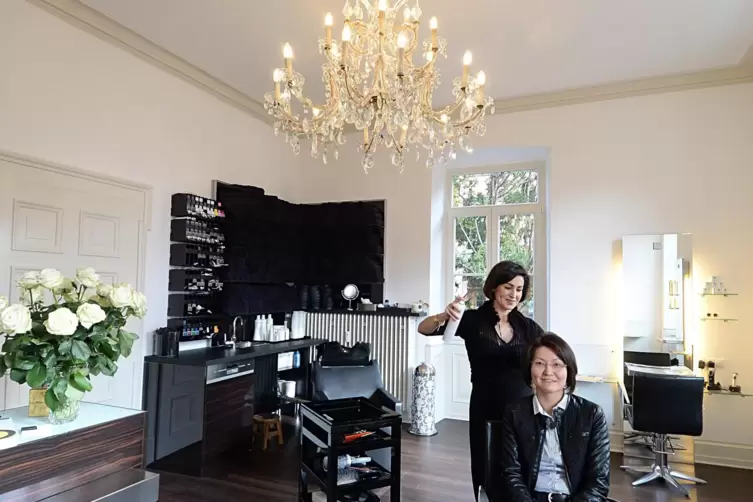 Melanie Schüpphaus hat die historischen Räume für ihren Salon neu gestaltet, hier mit Fumiko Tokuoka , Geschäftsführerin des Wei