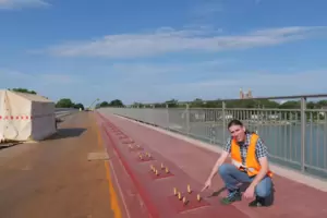 Fingerzeig: Projektleiter Ralph Eckerle weist auf einen der letzten Sanierungsschritte auf der Salierbrücke hin, die Montage der Fingerzeig: Projektleiter Ralph Eckerle weist auf einen der letzten Sanierungsschritte auf der Salierbrücke hin, die Montage der