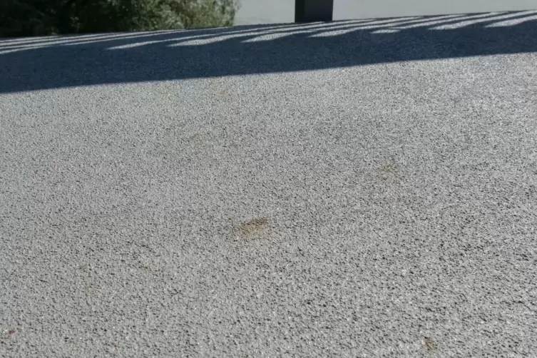 R&auml;tselhaft: Die rostbraunen Flecken sind wohl an anderer Stelle abgeschliffener Flugrost.