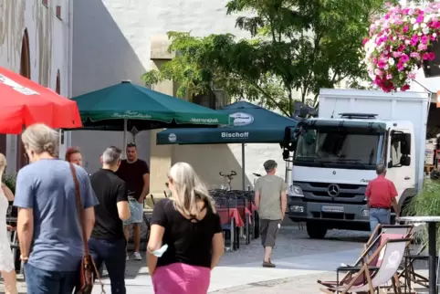 In der Fußgängerzone sind immer wieder Fahrzeuge unterwegs – auch zu zeiten, in denen sie dort eigentlich nichts verloren haben.
