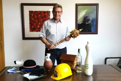 Was so martialisch aussieht, ist ein Geschenk aus Polen: Bürgermeister Hans-Dieter Schneider mit einer Auswahl aus der „Geschenk