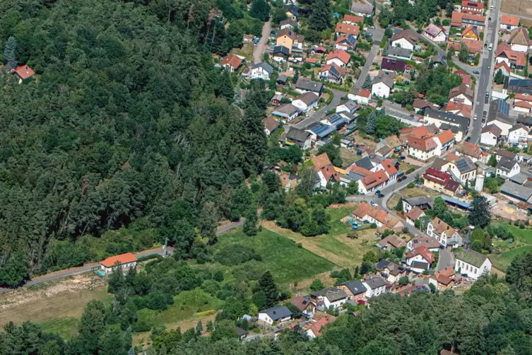 Das Foto zeigt Hertlingshausen mit dem Beginn der Straße nach Kleinfrankreich (links). 