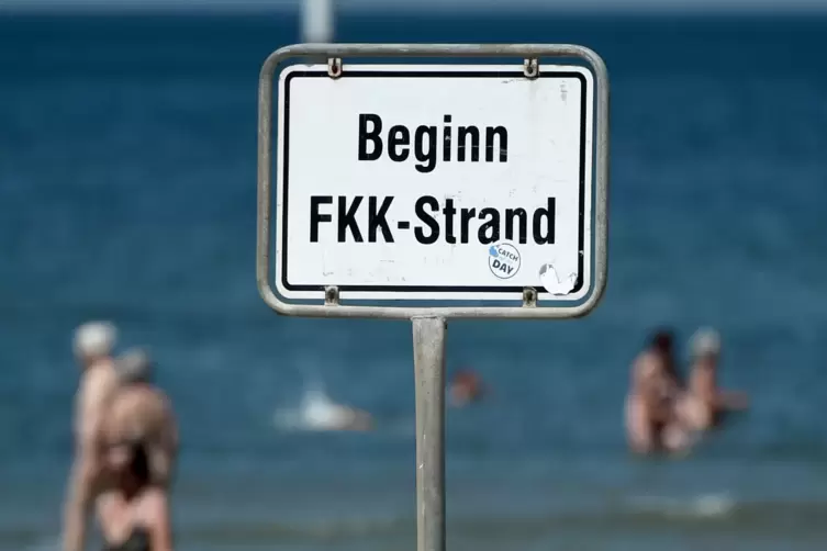 Ein Schild weist in St. Peter-Ording auf den FKK-Strand hin. 