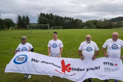 Das Sportabzeichen wird auf dem Sportplatz in Rothselberg sowie im Jettenbacher Schwimmbad abgenommen. Unser Bild zeigt von link