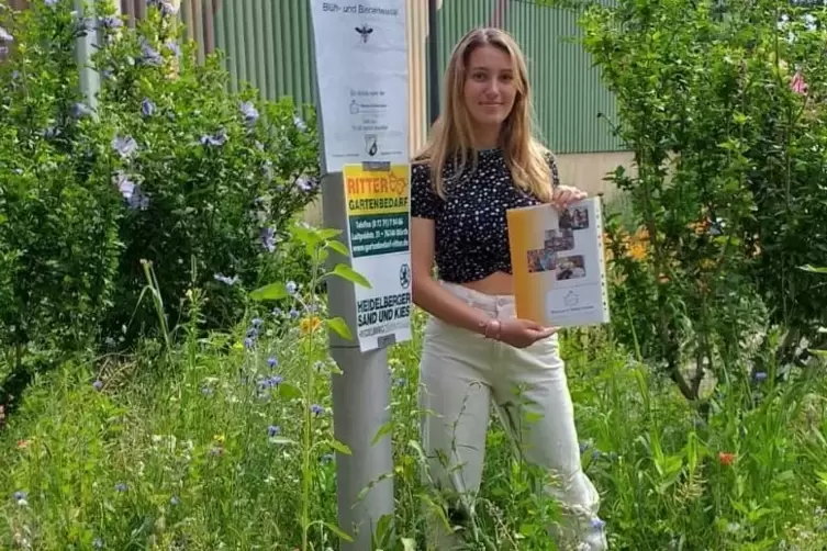 Johanna Sitter mit ihrem Zertifikat