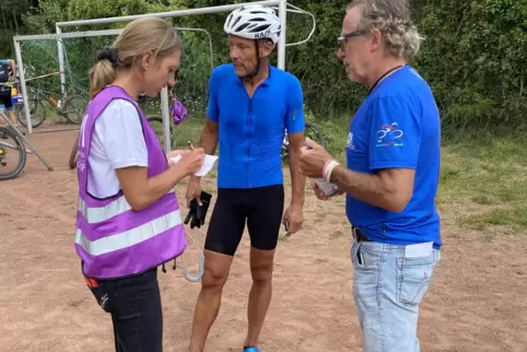Daniela Boffo und Heinz Betz (rechts) sprechen nach dem Trail-Giro mit einem Teilnehmer.